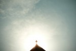 le toit d'une église en contre jour