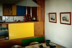 le salon et, derrière le passe plat, la cuisine de l'appartement témoin !