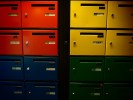 les boîtes aux lettres colorées, dans chaque rue intérieure