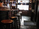 dans un bar