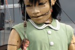 La petite géante joue avec une petite petite géante