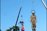 Les deux géants passent au dessus des voies du tramway en même temps