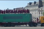 un container arrive, avec son armée de lilliputiens