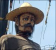 le grand Géant avec une moustache