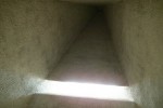 le plafond pointu de l'oratoire, et sa meutrière à lumière