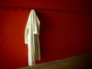 dans un couloir, robe d'un frère dominicain